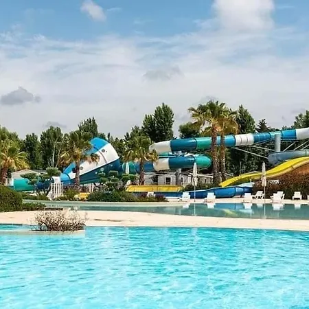 Campingplatz Grand Mobil Home 3 Chambres Deux Sdb Vias Plage La Carabasse *